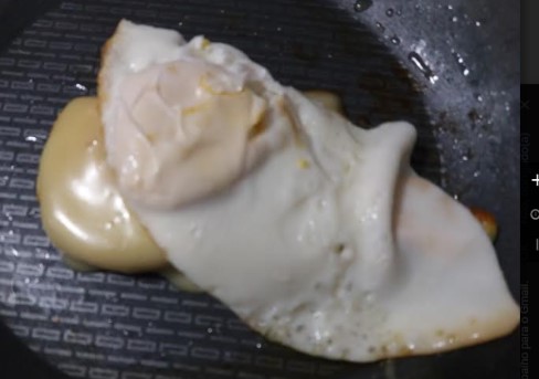 Bife de Frango a Cavalo – File de Frango com Queijo, Tomates e Ovo Frito