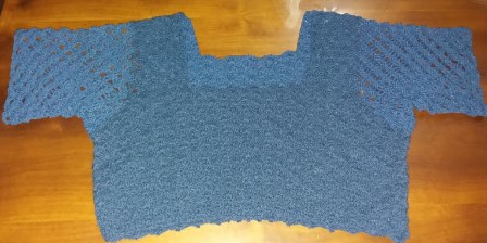 vestido-com-blusa-de-crochê-e-saia-de-tecido-