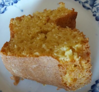 Bolo de Fubá com Leite Fervendo – Bolo Simples Caseiro e Macio de Fubá