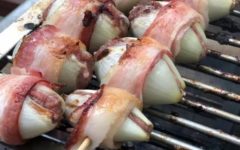 Espetinho de Cebola Recheada com Carne e Sal Temperado para Churrasco