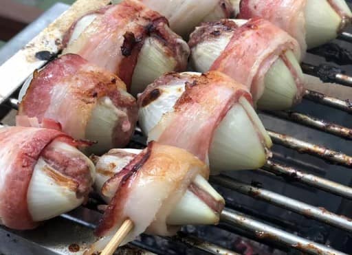 Espetinho de Cebola Recheada com Carne e Sal Temperado para Churrasco