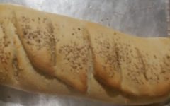 Pão Caseiro Simples Recheado com Linguiça Calabresa e Manjericão