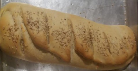 Pão Caseiro Simples Recheado com Linguiça Calabresa e Manjericão