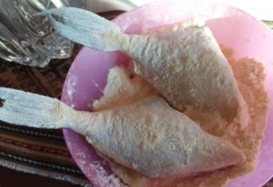 peixe-porquinho-frito-empanado-com-fubá-e-farinha