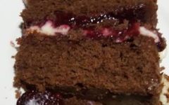 Bolo de Chocolate com Amoras e Creme Branco Receita Massa e Recheio