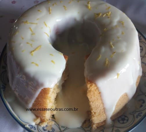 Bolo de Geleia de Limão Siciliano e Cobertura de Leite Condensado