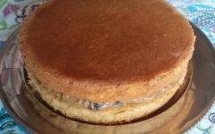 Bolo com Recheio de Doce de Leite, Ameixa, Coco – Cobertura de Chantily