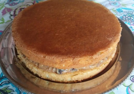 Bolo com Recheio de Doce de Leite, Ameixa, Coco – Cobertura de Chantily