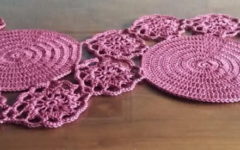 Caminho de Mesa Moderno com Círculos de Crochê – Foto e Receita PAP