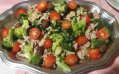 Salada Saudável Com Proteína – Brócolis, Atum, Batata Doce e Tomate