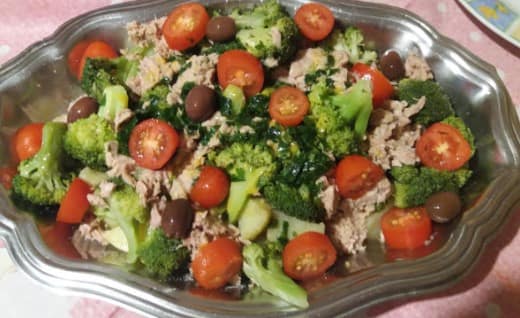 Salada Saudável Com Proteína – Brócolis, Atum, Batata Doce e Tomate