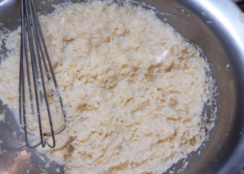 massa-do-bolo-de-mandioca-com-coco