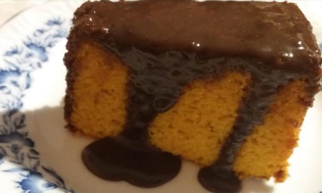 Bolo de Cenoura com Sêmola de Milho e Cobertura de Chocolate
