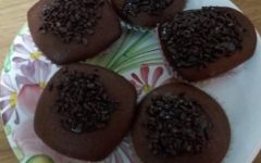 Muffim de Chocolate com Brigadeiro no Recheio e Cobertura
