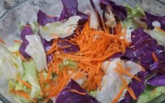 Salada Colorida de Alface com Repolho Roxo e Cenoura Crua