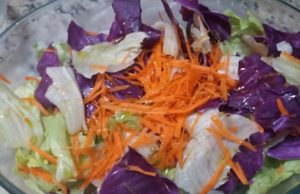 como-fazer-salada-colorida-com-verdura-e-legume-