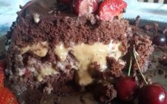 Bolo de Chocolate com Doce de Leite e Morangos – Bolo Recheado
