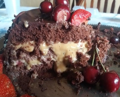Bolo de Chocolate com Doce de Leite e Morangos – Bolo Recheado