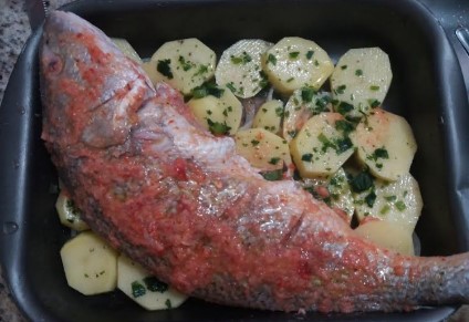 peixe-temperado-corvina-assada-com-batatas-