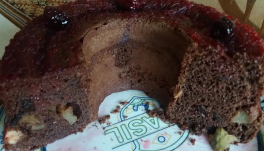 Bolo de Chocolate com Maçã, Ameixa, Castanhas e Canela – Receita