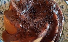 Bolo de Laranja com Recheio de Brigadeiro e Cobertura de chocolate