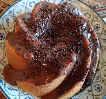 Bolo de Laranja com Recheio de Brigadeiro e Cobertura de chocolate
