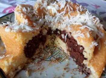 Bolo Branco com Chocolate e Leite de Coco Molhadinho – Como Fazer