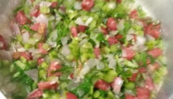 Farofa com Talos de Couve e Linguiça rápida Como Fazer Ingredientes