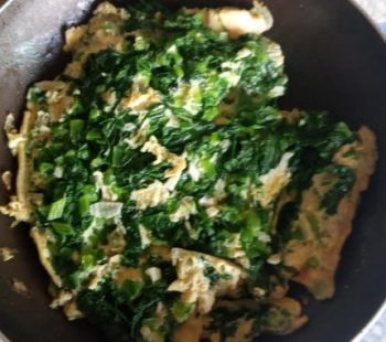 Omelete com Folhas de Mostarda Refogada – Receita Fácil e Nutritiva