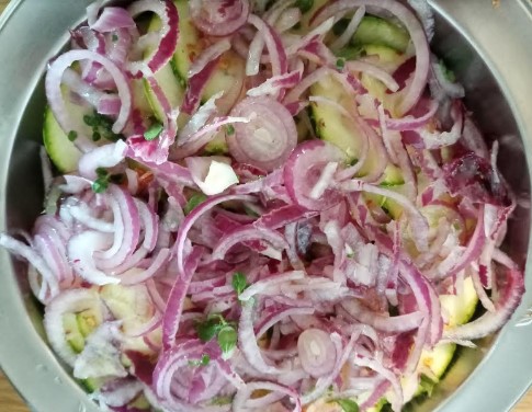 como-fazer-salada-de-abobrinha-com-cebola-roxa-