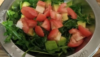 Salada com Abacate, Rúcula e Tomate –  Como Fazer e Nutrientes