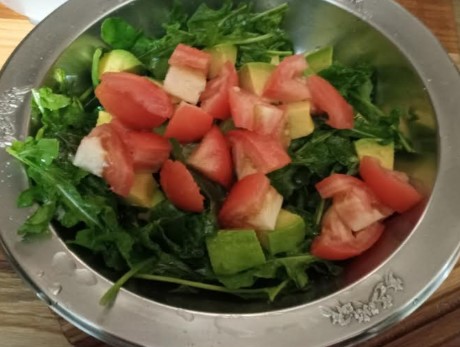 salada-com-abacate-folhas-de-rúcula-tomates-