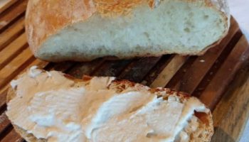 Pasta de Ricota Light com Alho Poró, Azeitona Preta e Iogurte de Kefir