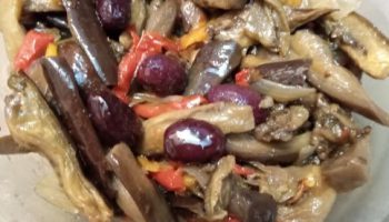 Berinjela no Forno com Cebola, Pimentão e Azeitonas Berinjela Caponata
