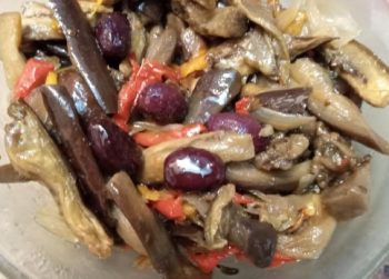 Berinjela no Forno com Cebola, Pimentão e Azeitonas Berinjela Caponata