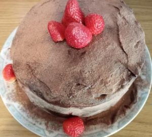 bolo-de-chocolate-com-morangos-recheio-cobertura-