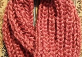 Gola de Tricô com Lã Grossa e Um Novelo de Lã – Tricô de Inverno