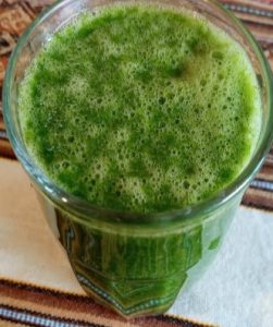 suco-verde-com-couve-ora-pro-nóbis-pera--suco-saudável-com-folhas-