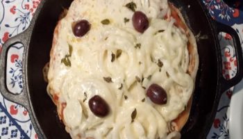 Pizza na Panela de Ferro com Massa de Fermento Natural e Soro de Leite