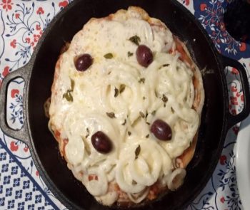 Pizza na Panela de Ferro com Massa de Fermento Natural e Soro de Leite