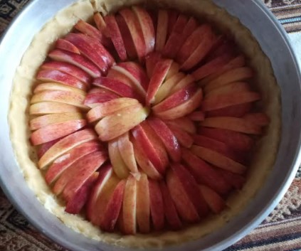 torta-de-maçã-com-casca-e-creme-de-ovo-gema-