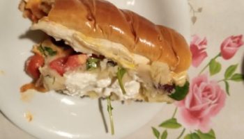 Cachorro Quente Caseiro com Salada, Purê, Salsicha e Queijo Cottage