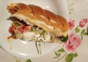 Cachorro Quente Caseiro com Salada, Purê, Salsicha e Queijo Cottage