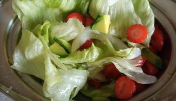 Salada de Alface com Frutas – Morangos e Abacate na Salada