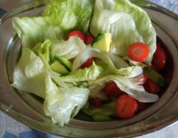 Salada de Alface com Frutas – Morangos e Abacate na Salada