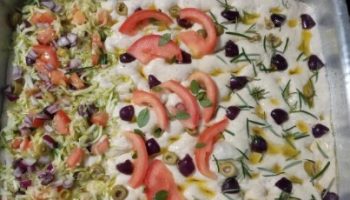 Focaccia com Massa de Levain e Alecrim, Sal Grosso, Azeitonas e Azeite