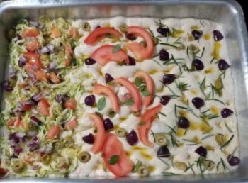 Focaccia com Massa de Levain e Alecrim, Sal Grosso, Azeitonas e Azeite