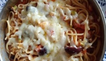 Macarrão Rápido com Salsicha e Queijo – Massa Cozida no Molho