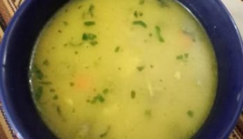 Canja com Geleia de Pé de Galinha, Frango Desfiado e Legumes – Fazer