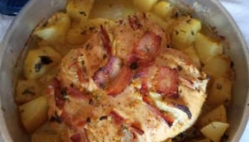 Peito de Frango Assado Inteiro com Iogurte e Bacon com Batatas